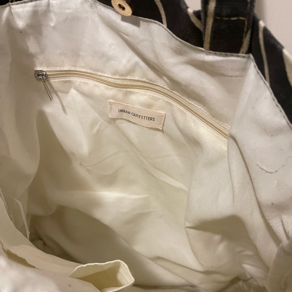 BDG Printed Tote Bag - Picture 4 of 7